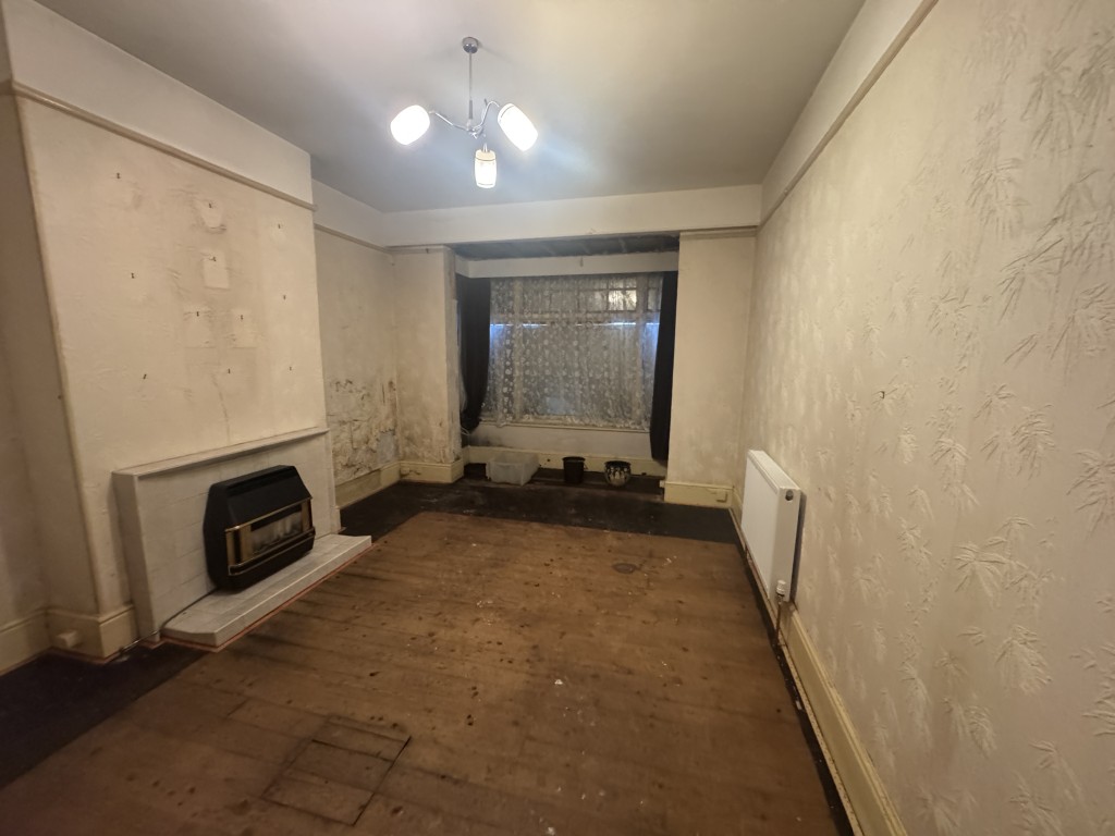 Lot: 40 - SEMI-DETACHED VICTORIAN HOUSE FOR IMPROVEMENT AND REPAIR - Dining room
